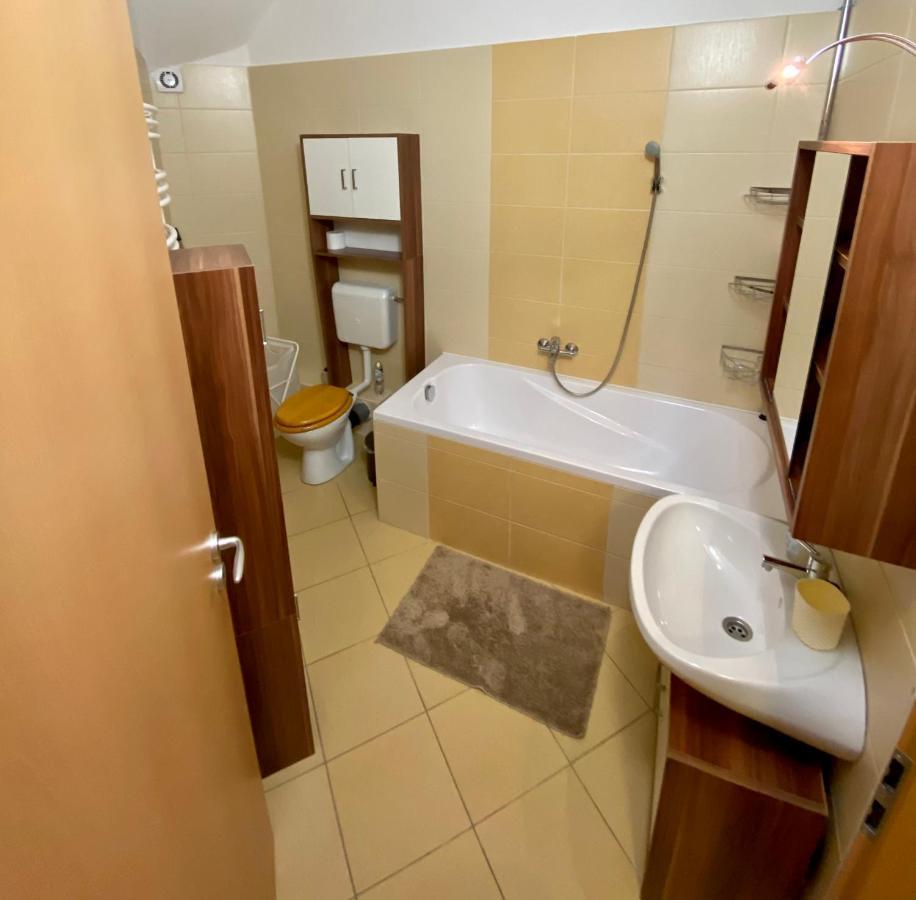Barand Apartman Егер Екстериор снимка